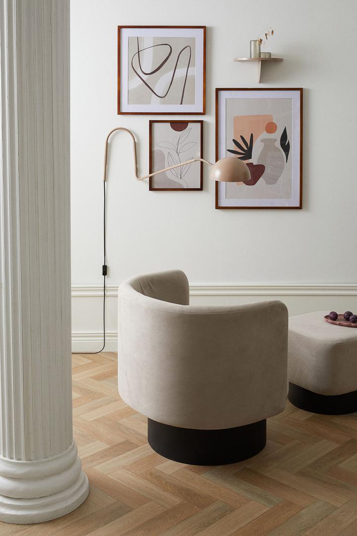 Fotelje inspirirane šezdesetim godinama prošlog stoljeća u trendi materijalu i u neutralnoj boji