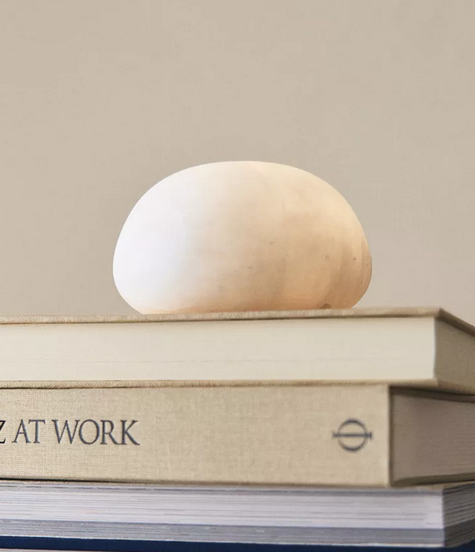 Lampa koja je odličan 2 u 1 proizvod. Osim što osigurava svjetlost ujedno je i efektan detalj u domu