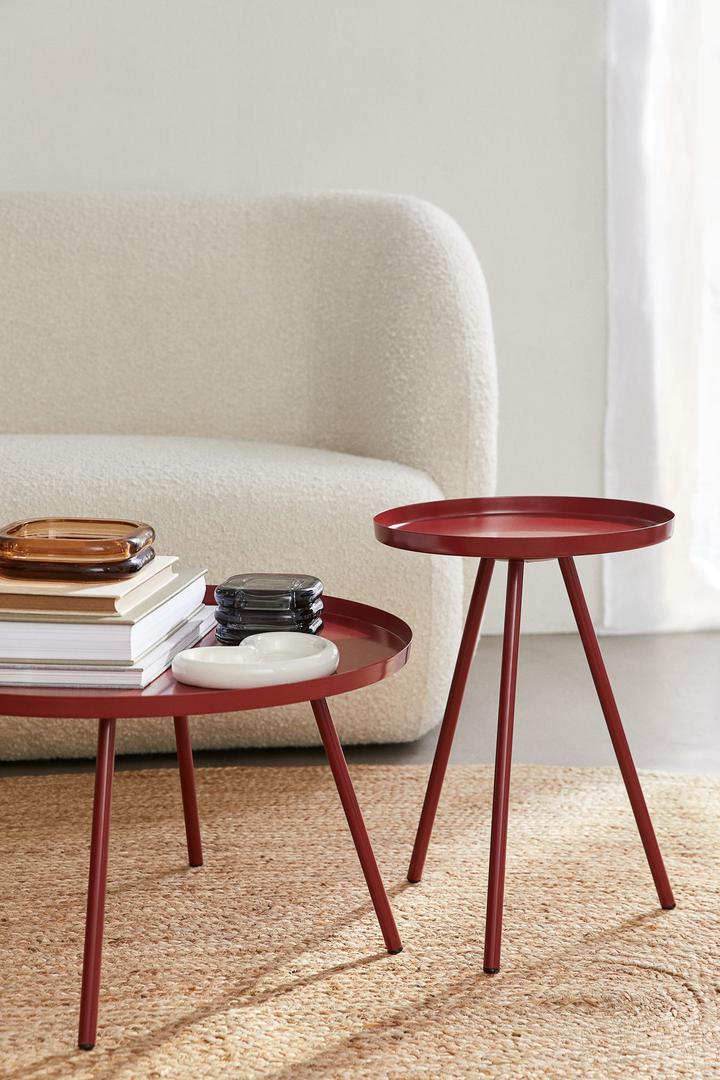 Dva manja stolića odličan su izbor, posebno u ovako atraktivnoj boji.