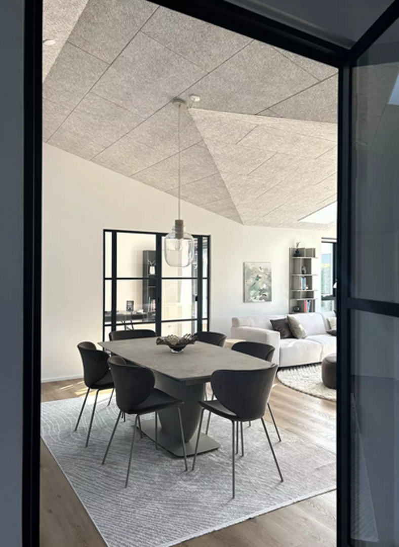 Zanimljiva arhitektura stana koji je smješten u kući (dvojni objekt) omogućila je dizajnerima da se poigraju s proporcijama