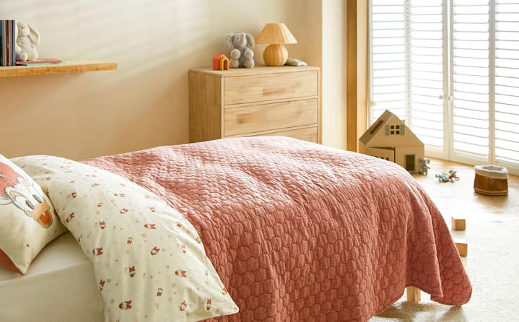 Ljetna posteljina neka bude lagana i od prirodnih materijala. Cijene se, ovisno o dimenzijama, kreću od 159 kuna naviše