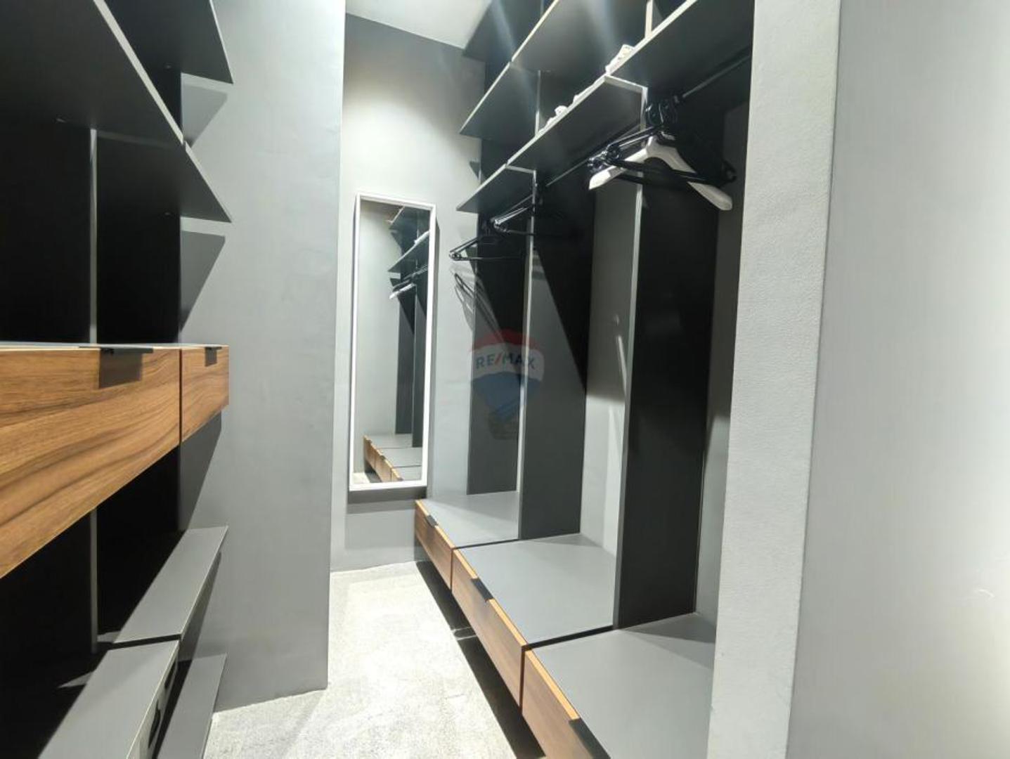 Podno grijanje na struju nalazi se u kupaonici, kuhinji i wc-u, a na zidovima smještene su dodatne grijalice također na struju.