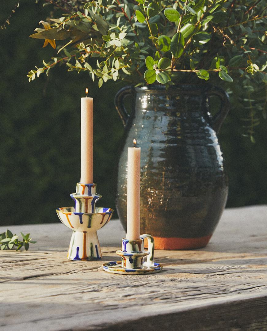 Jednostavna, a beskrajno elegantna kombinacija uključuje svijeće, svijećnjake i raskošne vaze - na stolu i/ili komodi