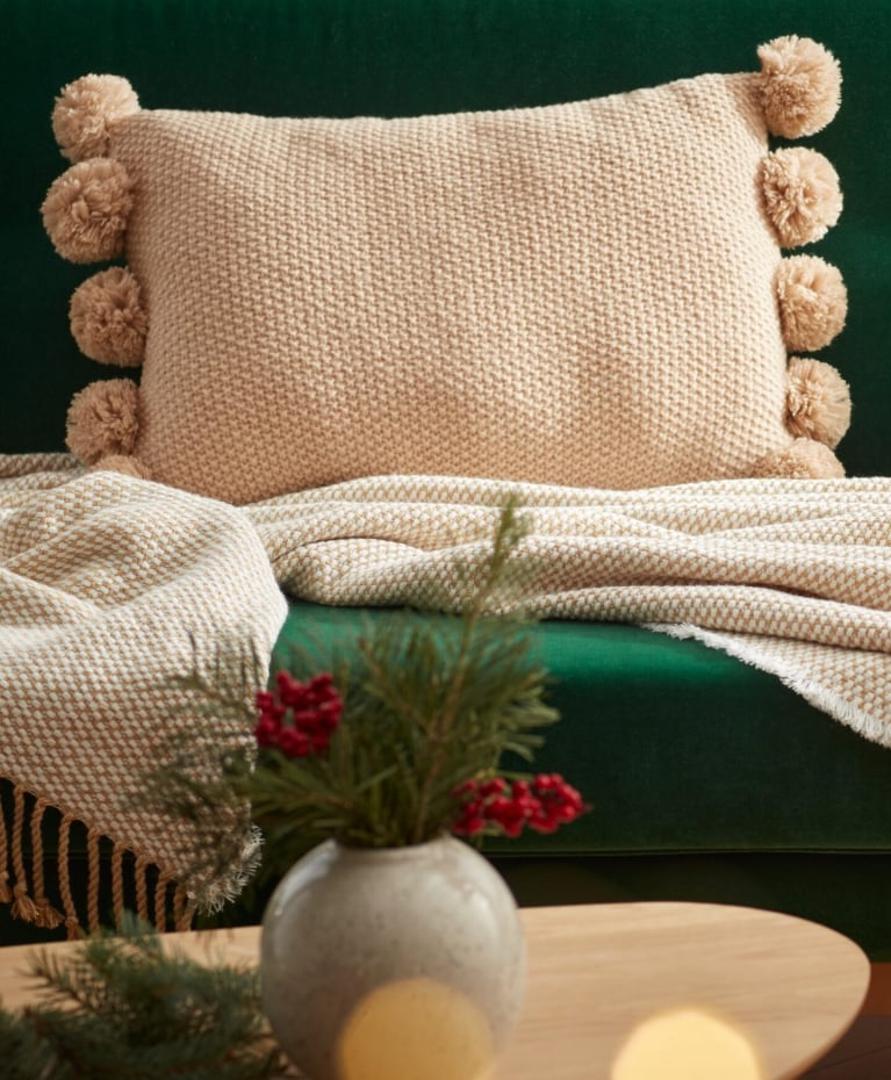 Ovogodišnja blagdanska kolekcija iz Pepca puna je odličnih ukrasa, zanimljivog posuđa, mekanih dekica i preslatkih jastučnica s božićnim motivima