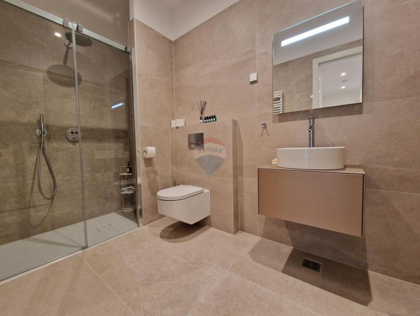 Prizemlje 46m2 - ulazni prostor, toalet, kuhinja sa blagavaonicom i dnevnim boravkom, loggiom od 5,10 m2, terasom 12,6 m2 i održavanim vrtom 27,2 m2