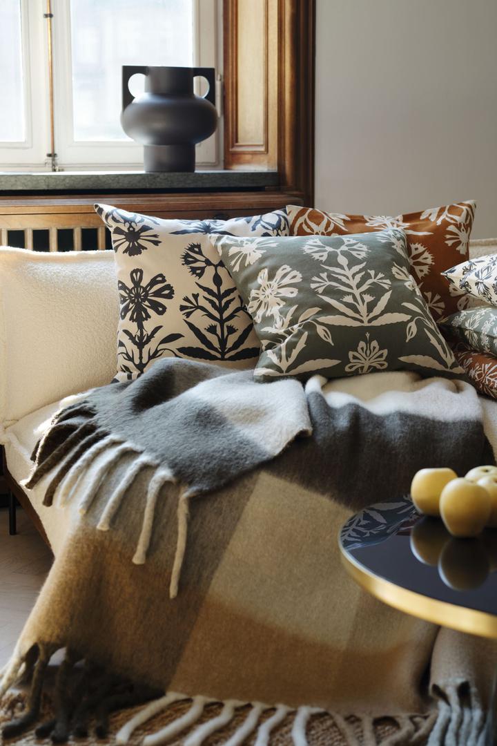 Tople dekice tijekom jeseni i zime su must have, kombinirajte ih s mekanim jastucima živih boja i vibrantnih uzoraka
