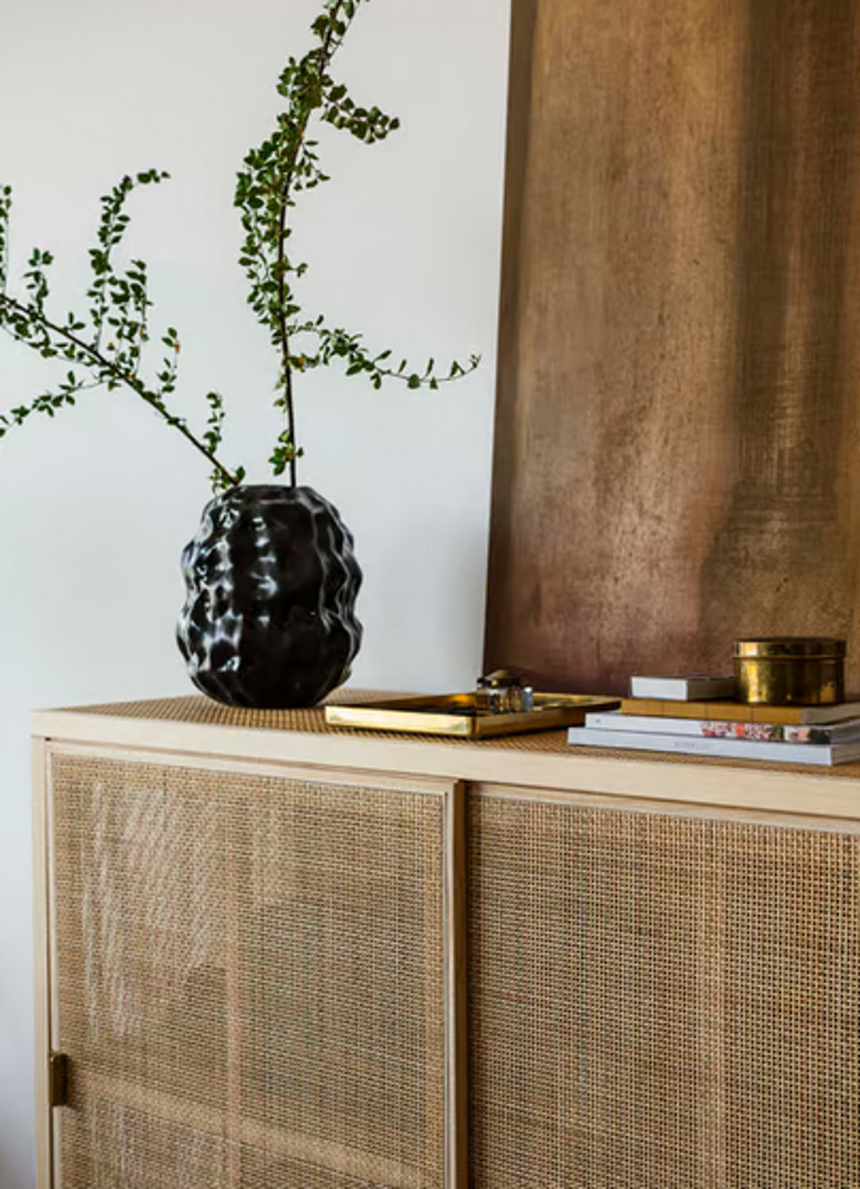 Kolekcija STOCKHOLM stvorena je imajući na umu svakodnevni moderni život. Mentalitet 'samo za posebne prigode' ustupa mjesto radosnoj neformalnosti, s prekrasnim kombiniranim kamenim tanjurima i ručno puhanim vrčevima i čašama koje slave svaki dan