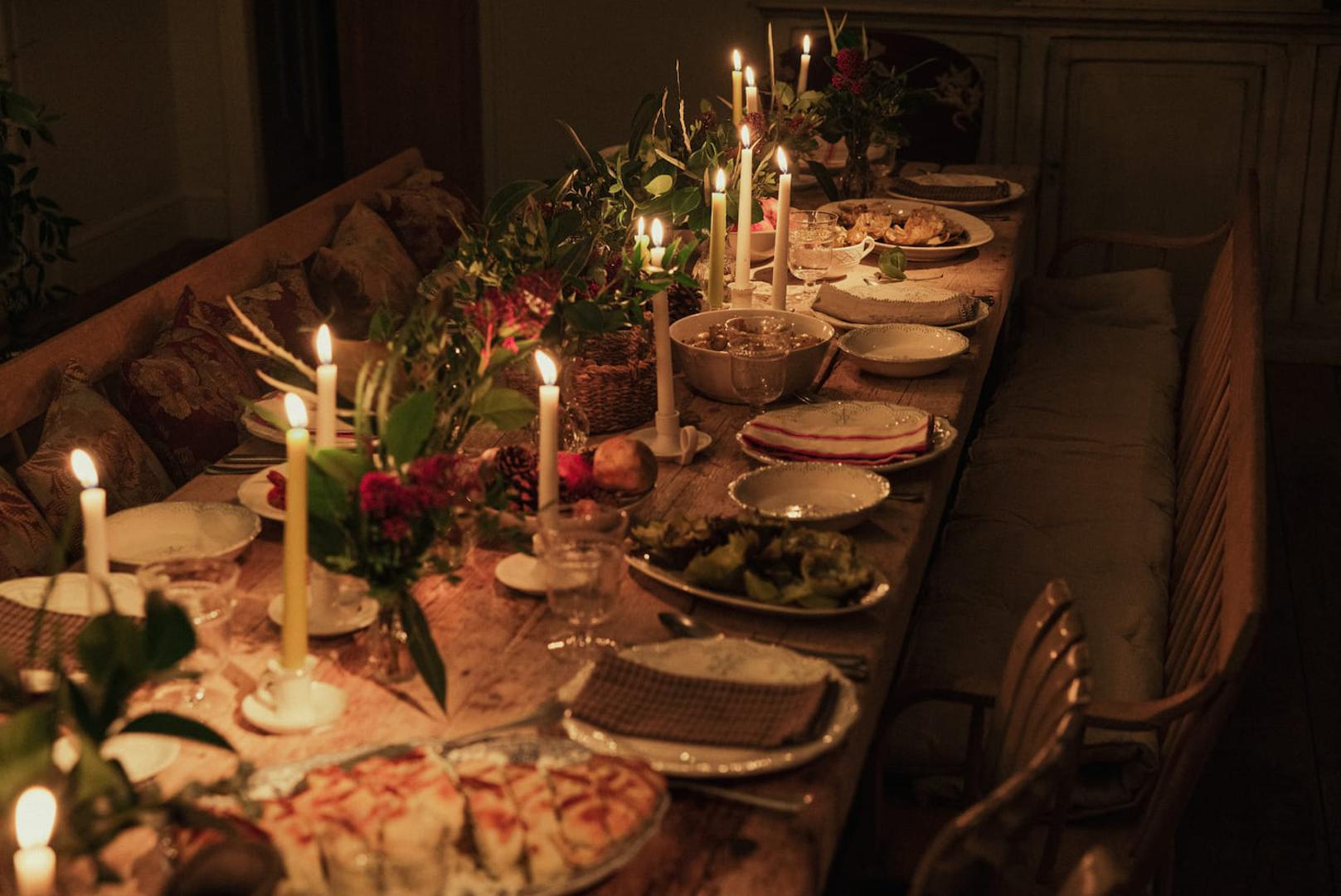 Za dekoraciju stola koristite prirodne elemente kao što su: češeri, orasi, kesteni, grane, sezonsko voće.
