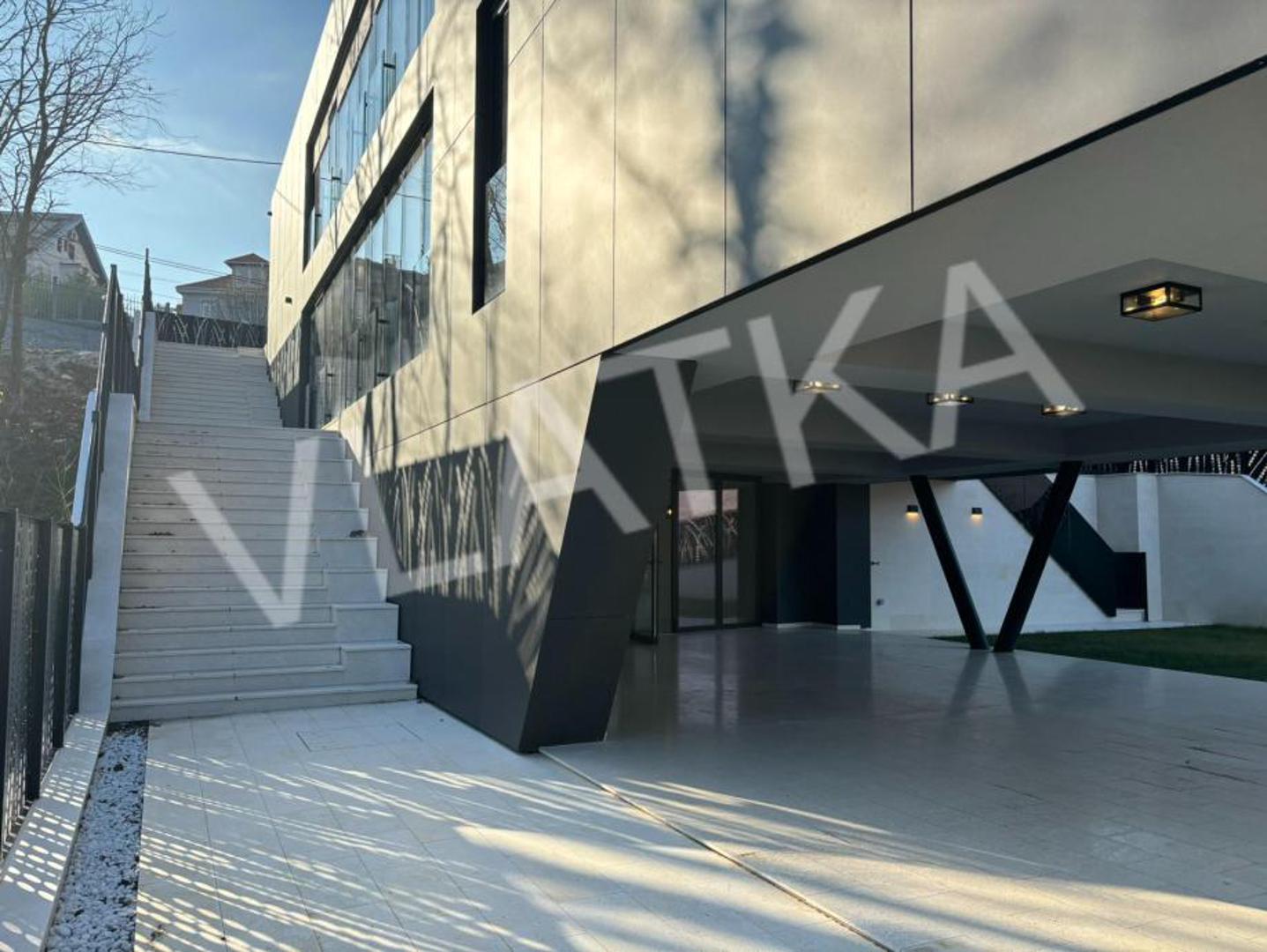 Vrt (dvorište s nenatkrivenom terasom) 761,70 m2: priprema za bazen! Stanu pripadaju i zajednički dijelovi 15,01 m2: stubište.