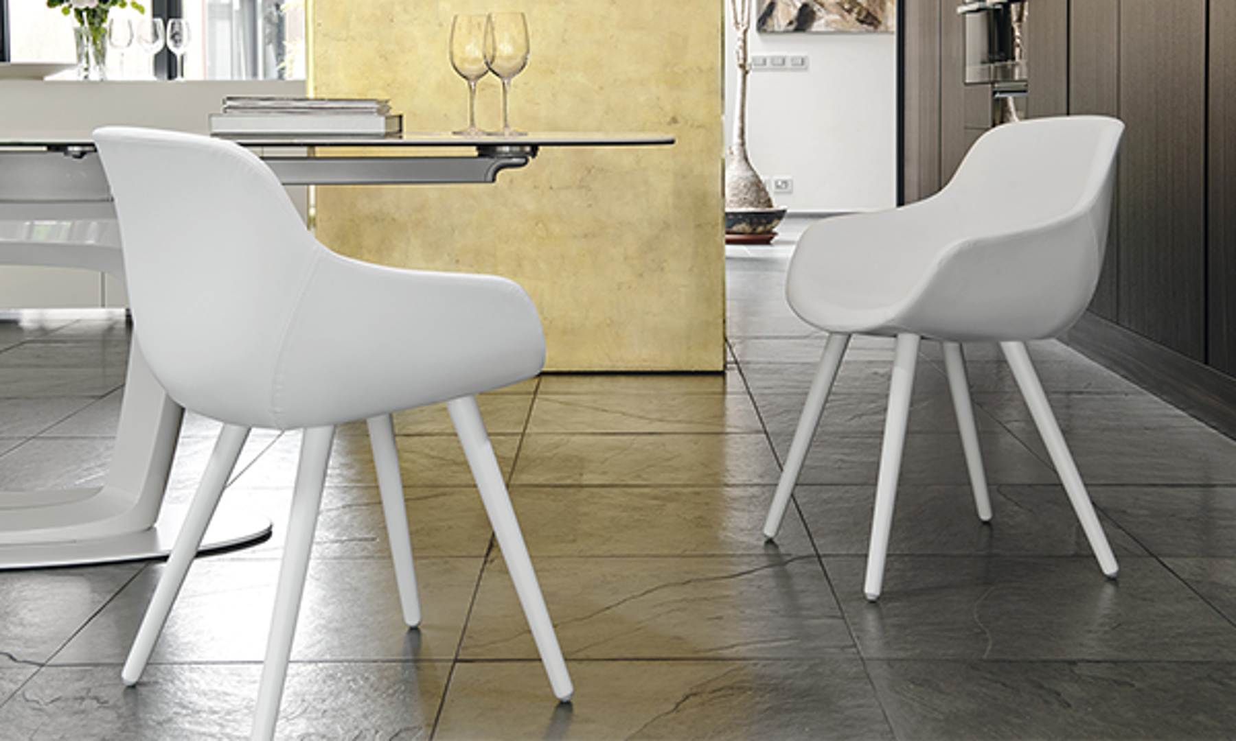 Za ljubitelje minimalizma izvrsta su izbor ovi moderni stolci, koji će poslužiti i kao foteljice, iz Mebla