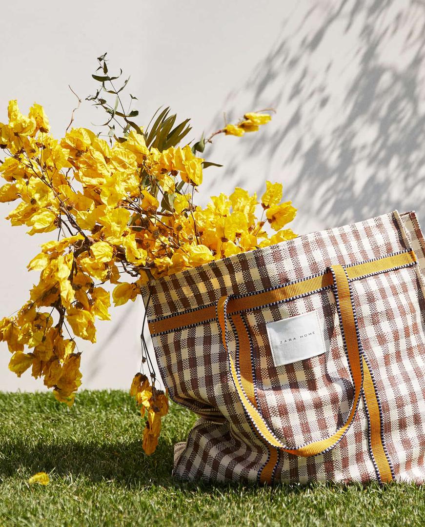 Popularni brend za uređenje doma, Zara Home, nedavno je predstvio svoju prvu kolekciju za vrtlarenje. I zaista je očaravajuća. Sadrži sve - od osnovnog alata za vrtlare, s početnom cijenom od 49 kuna, potom pregače, ukrasne tegle, torbe za skladdištenje...
