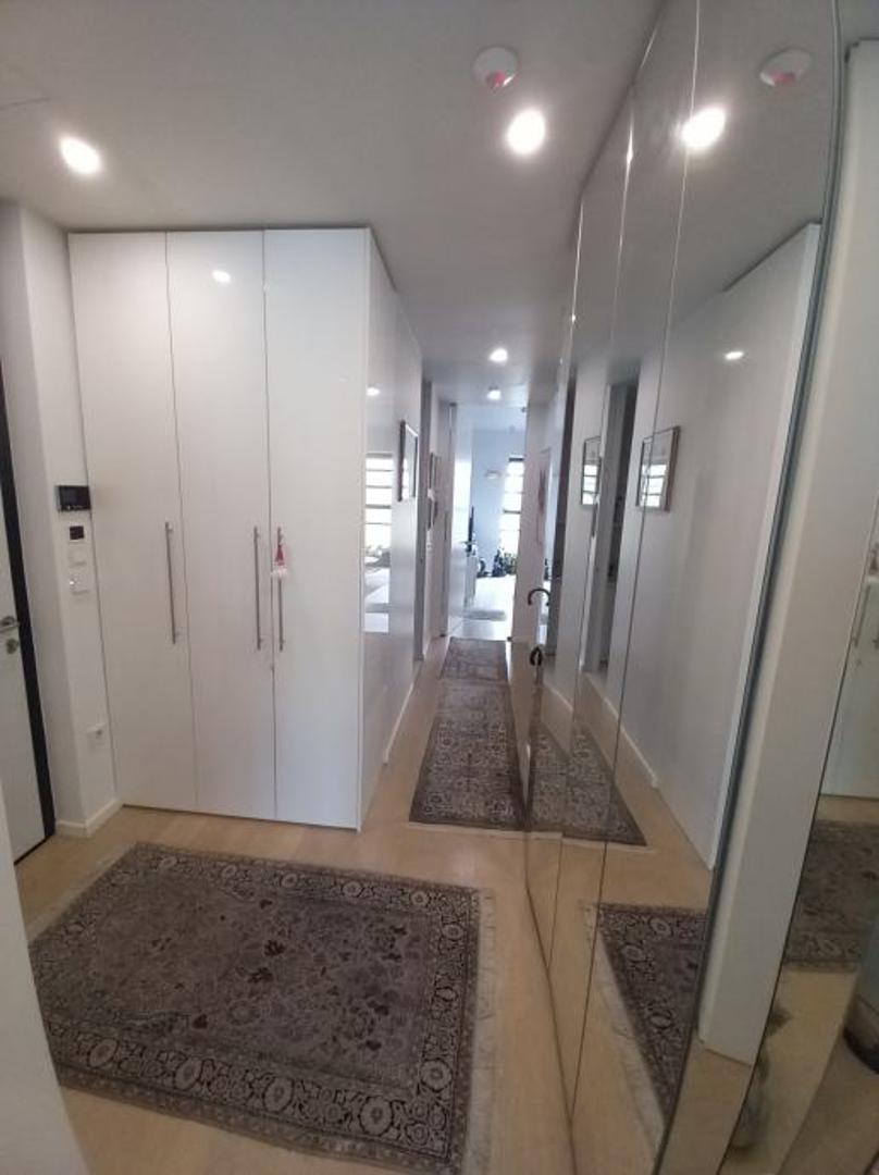 Ukupne obračunske površine 105,04 m2 + parkirno-garažno mjesto obračunske površine 12,89 m2 = UKUPNO PRODAJNO 117,93 m2, a prodaje se za 1.260.000 eura.