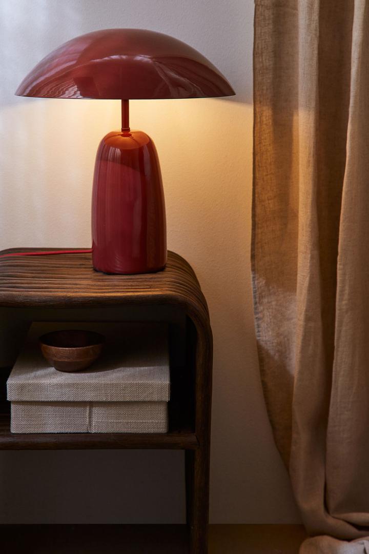 Uz krevet je dobro staviti svjetiljku koja će olakšati čitanje