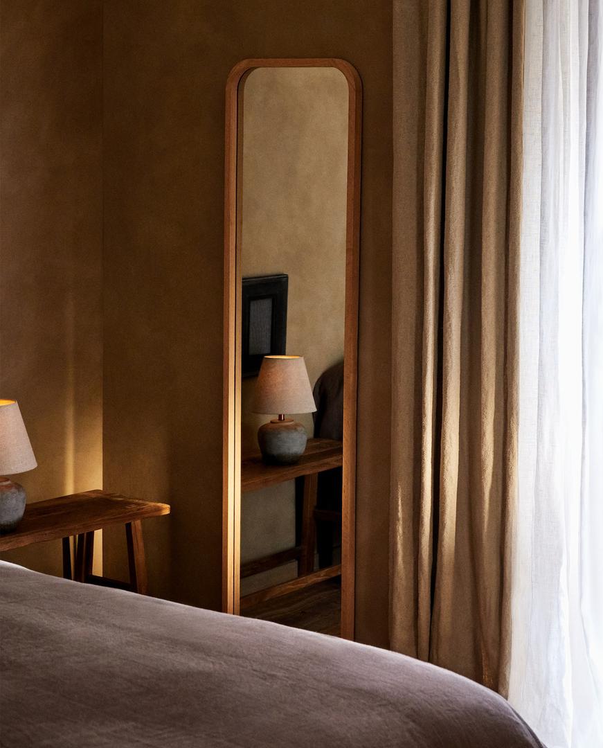Spavaća soba izgledat će elegantnije i profinjenije uz pametno odabrano ogledalo
