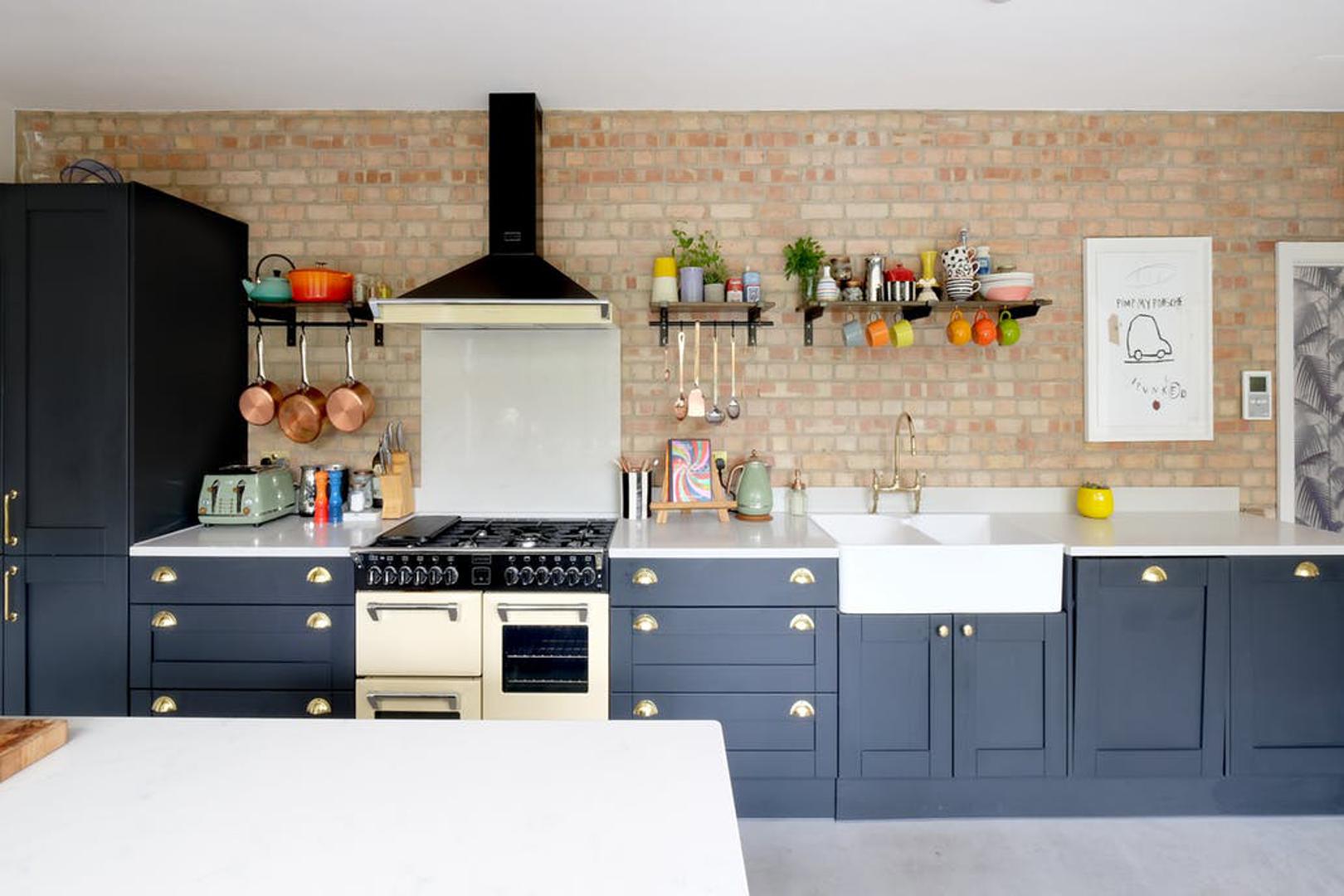 Kuhinja je opremljena modernim aparatima, a zid od cigle daje željenu atmosferu, u popularnom industrijskom stilu