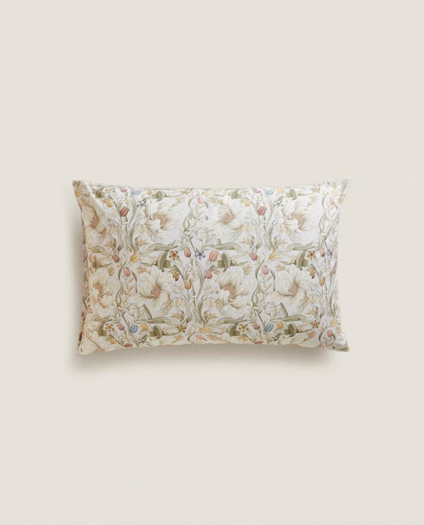 Profinjena jastučnica floralnog motiva (12,99 eura)