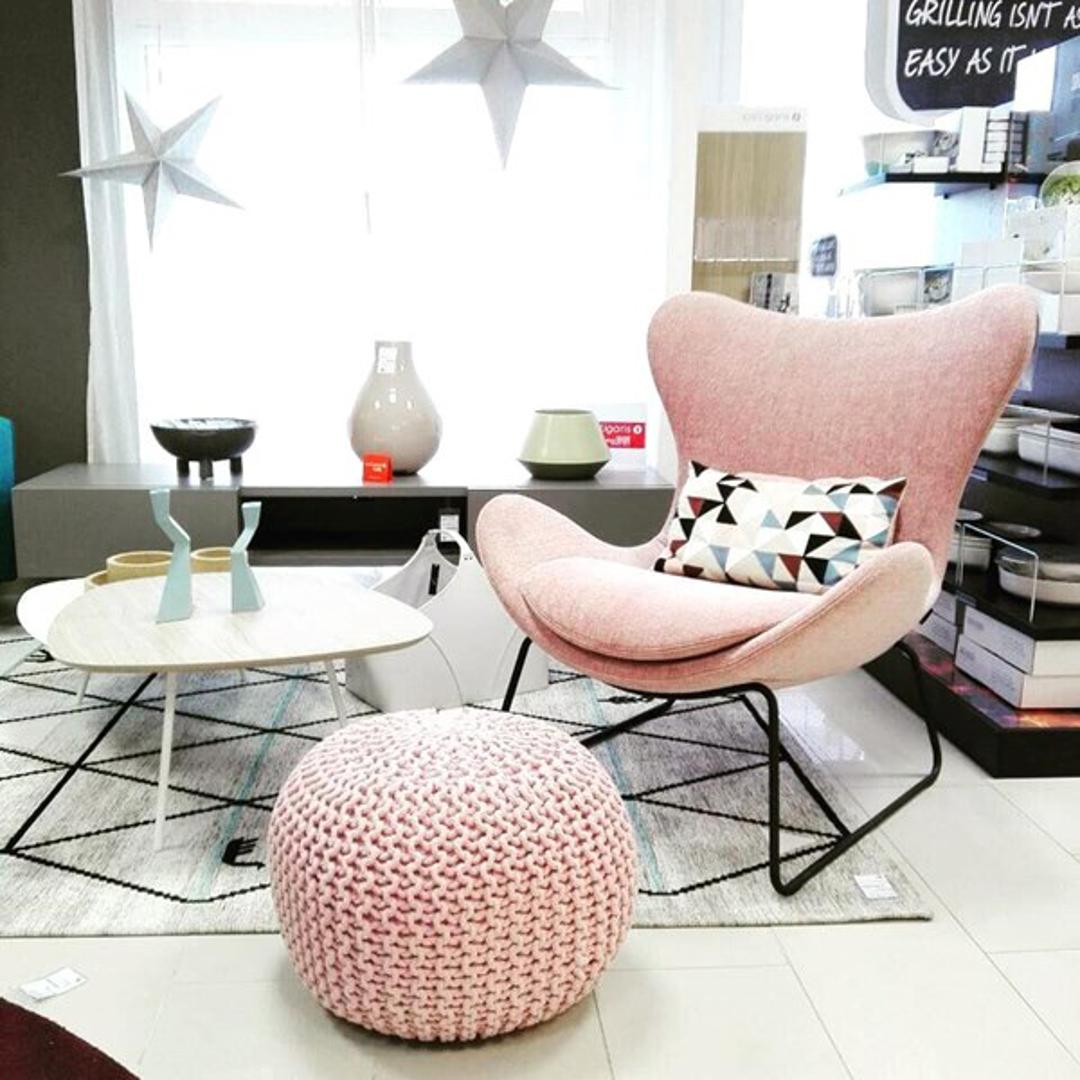 Dodajte pokoji odvažniji detalj, svakako nađite mjesta za bar jedan komad od ratana i jute i uložite u mini tepih - čini čuda u transformaciji prostora! Fotelja iz Mebla u pink boji dat će prostoru moderan štih