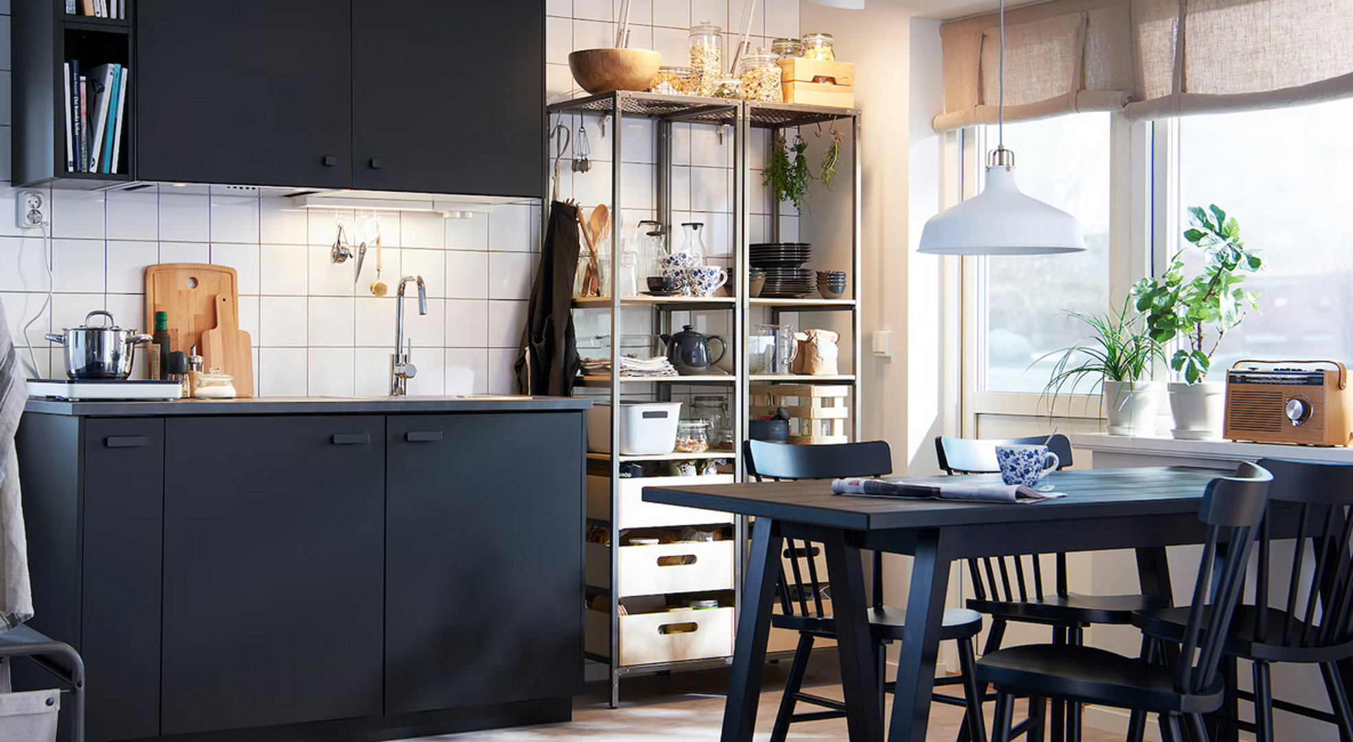 Ova moderna mala kuhinja ima kuhinjske fronte boje tamnog antracita. Izrađene su od recikliranog drva prekrivenog plastičnim filmom dobivenim od recikliranih PET boca