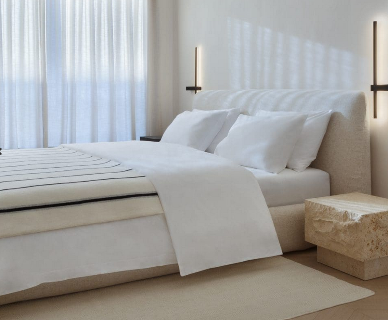 Kombinacija boja nastavlja se i u raskošno uređenoj spavaćoj sobi kojom dominira veliki krevet s raskošnim uzglavljem