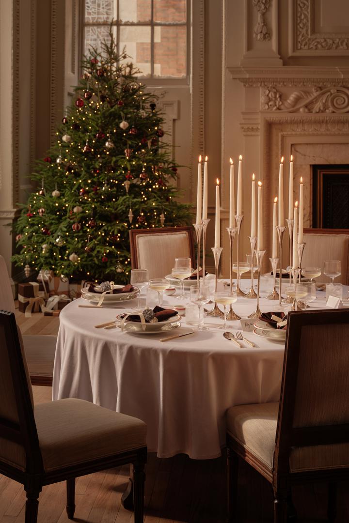 Blagdansko utočište - ovogodišnji stol postavljen je kromiranim i mesinganim svijećnjacima u blagom obliku tulipana