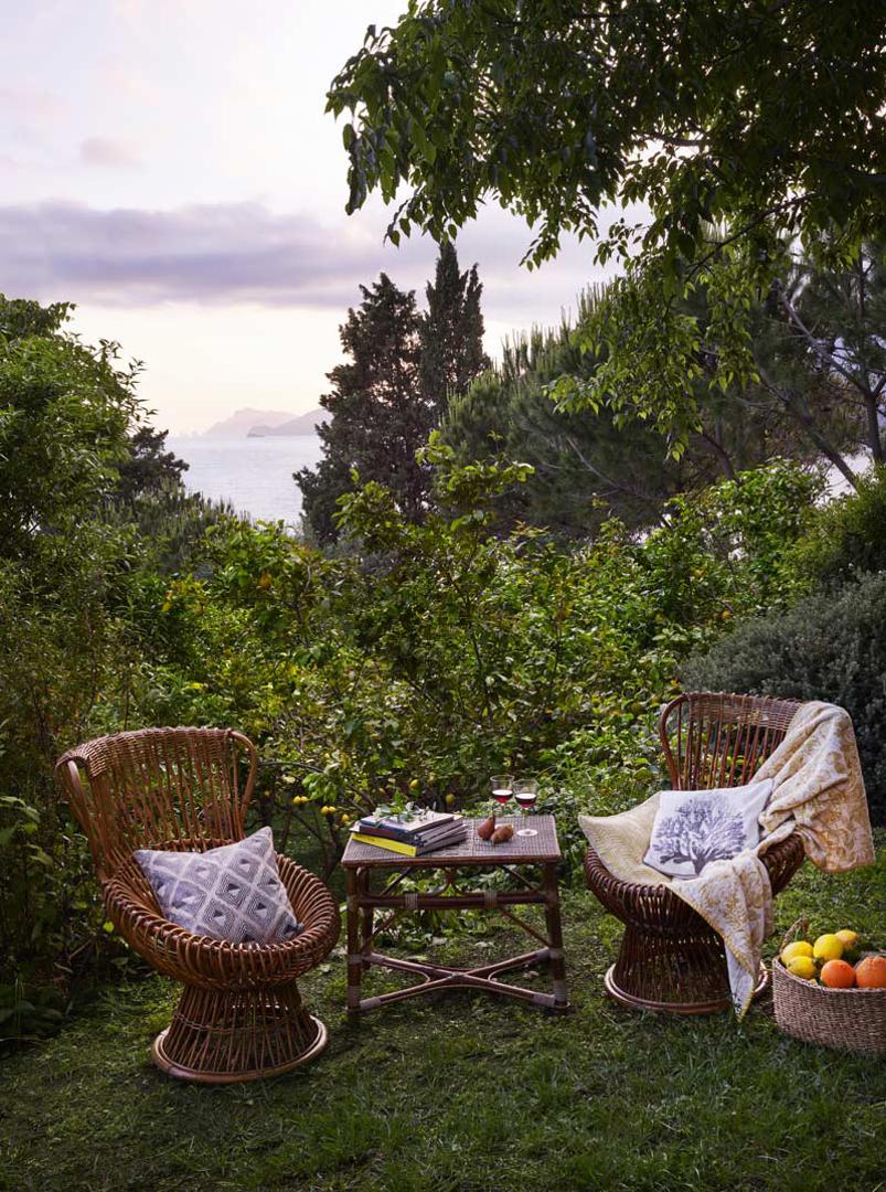 Imate li vrt ili zeleni balkon ili terasu, uredite kutak za opuštanje. Najbolja kombinacija bit će drveni stolci i mekani pamučni materijali