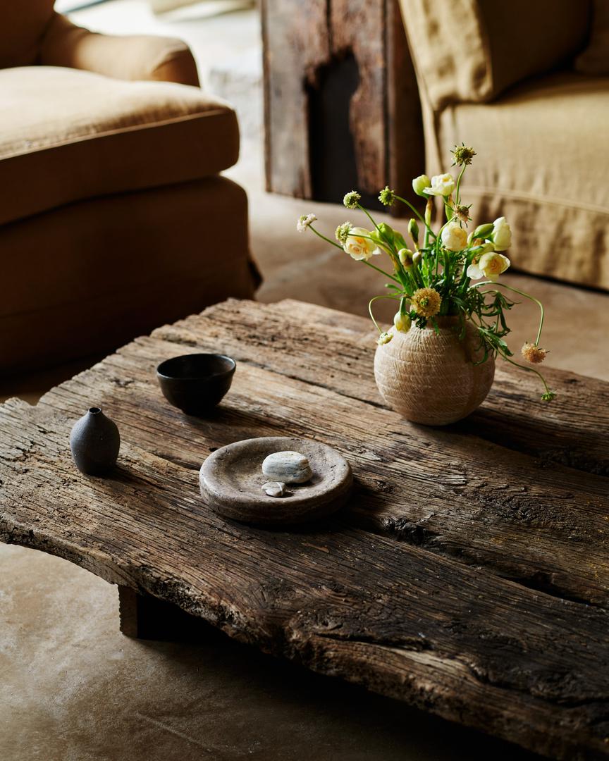 Stari drveni stol jedan je od izvornih komada ove kuće, a odlično je stiliziran detaljima iz nove kolekcije