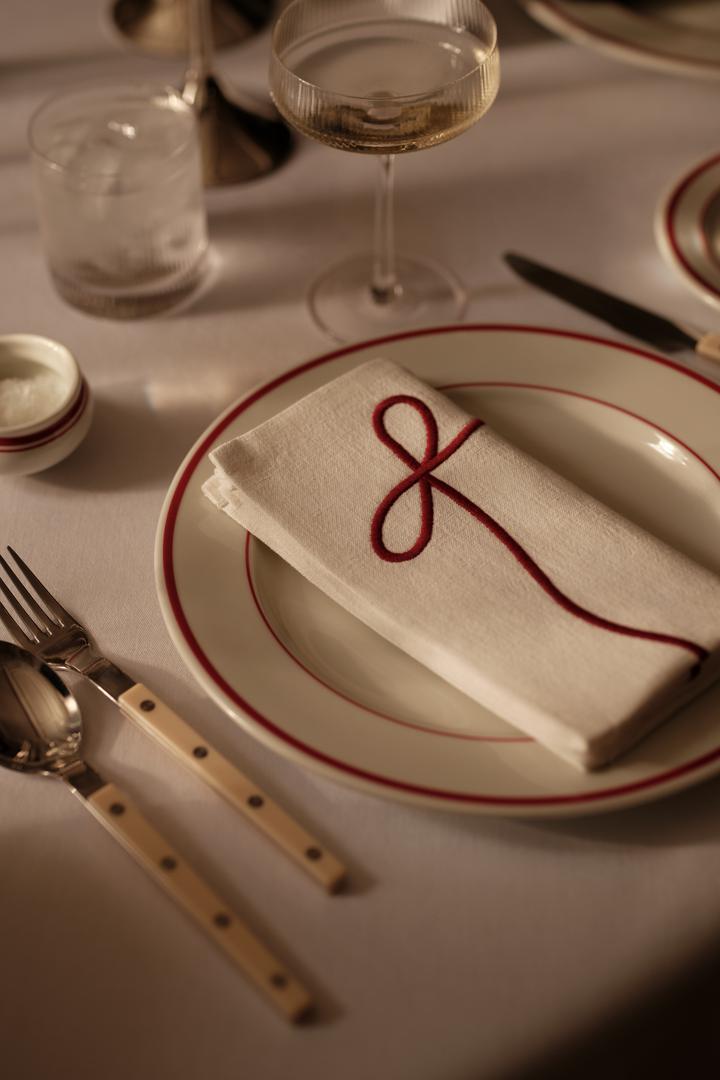 Jednostvno i elegantno - stol u svečanom ruhu izgledt će odlično i uz minimlne detalje