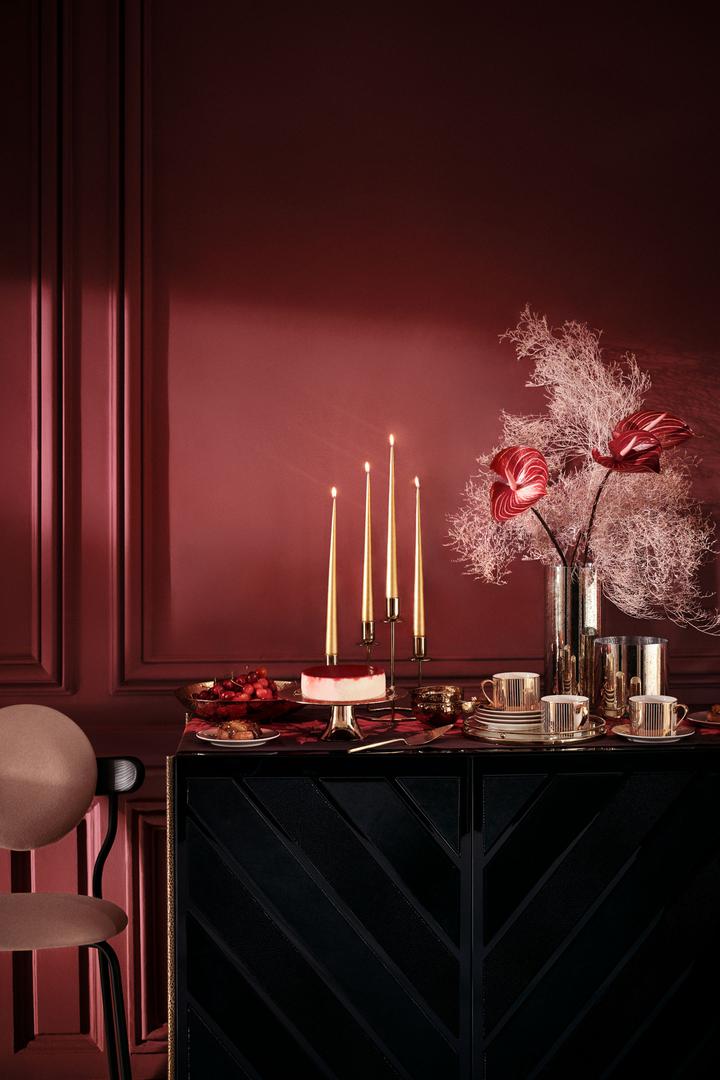  Svoj blagdanski stol ukrasite cvijećem, a smjestite ga u dekorativnu vazu s uzorcima. H&M Home, 135 kn