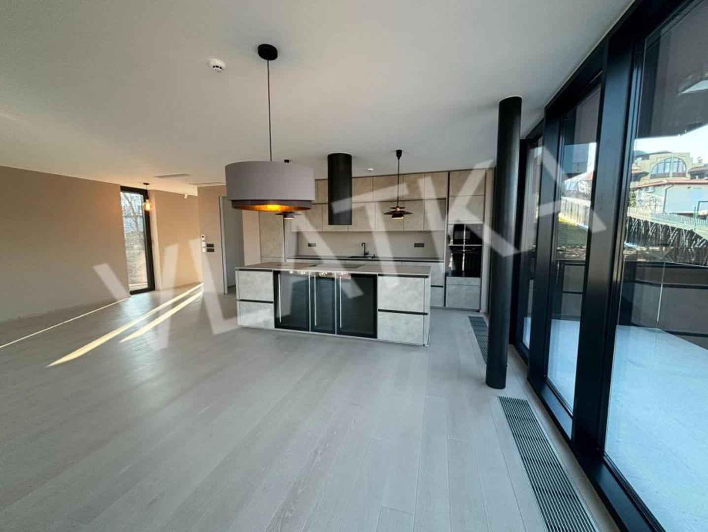 2 garaže (prizemlje) 25,2m2: garažno parkirno mjesto 1 površine 12,60 m2, garažno parkirno mjesto 2 površine 12,60 m2
Podrum 59,89 m2 + 104,97 m2 (natkrivena terasa) = 411,69 m2: toalet za goste, kotlovnica, spremište, tehnička soba, prostorija za domjenke (teretanu ili sl.) s izlazom u privatni vrt.