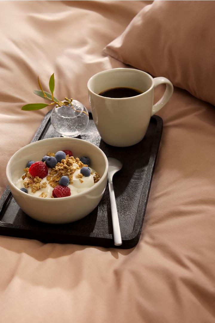 Idealan ljetni scenarij - lagani, zdravi doručak u krevetu. Još ako vam ga netko drugi pripremi...