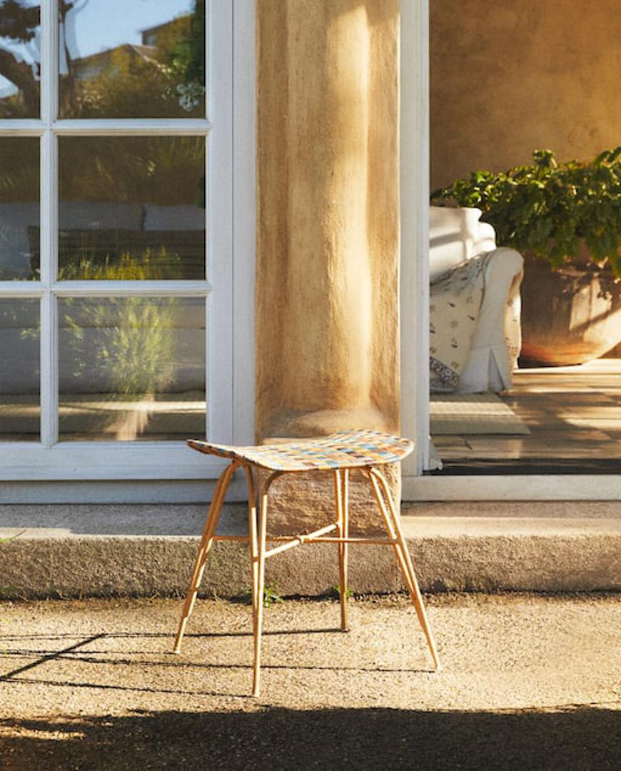 Stolac sa šarenim sjedalom od pletenog ratana i metalnom strukturom obloženom vlaknima. i cijena mu je 49,99 eura