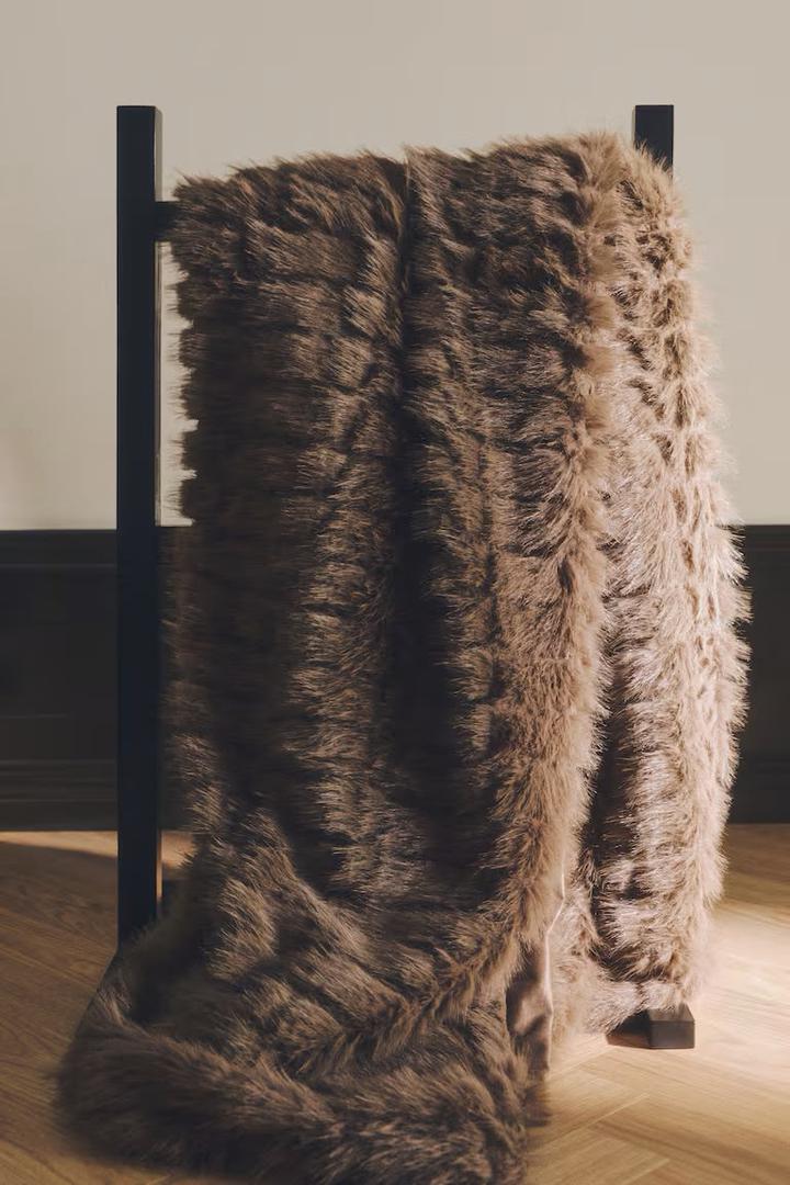 Prekrivač od umjetnog krzna
H&M home €69,99 