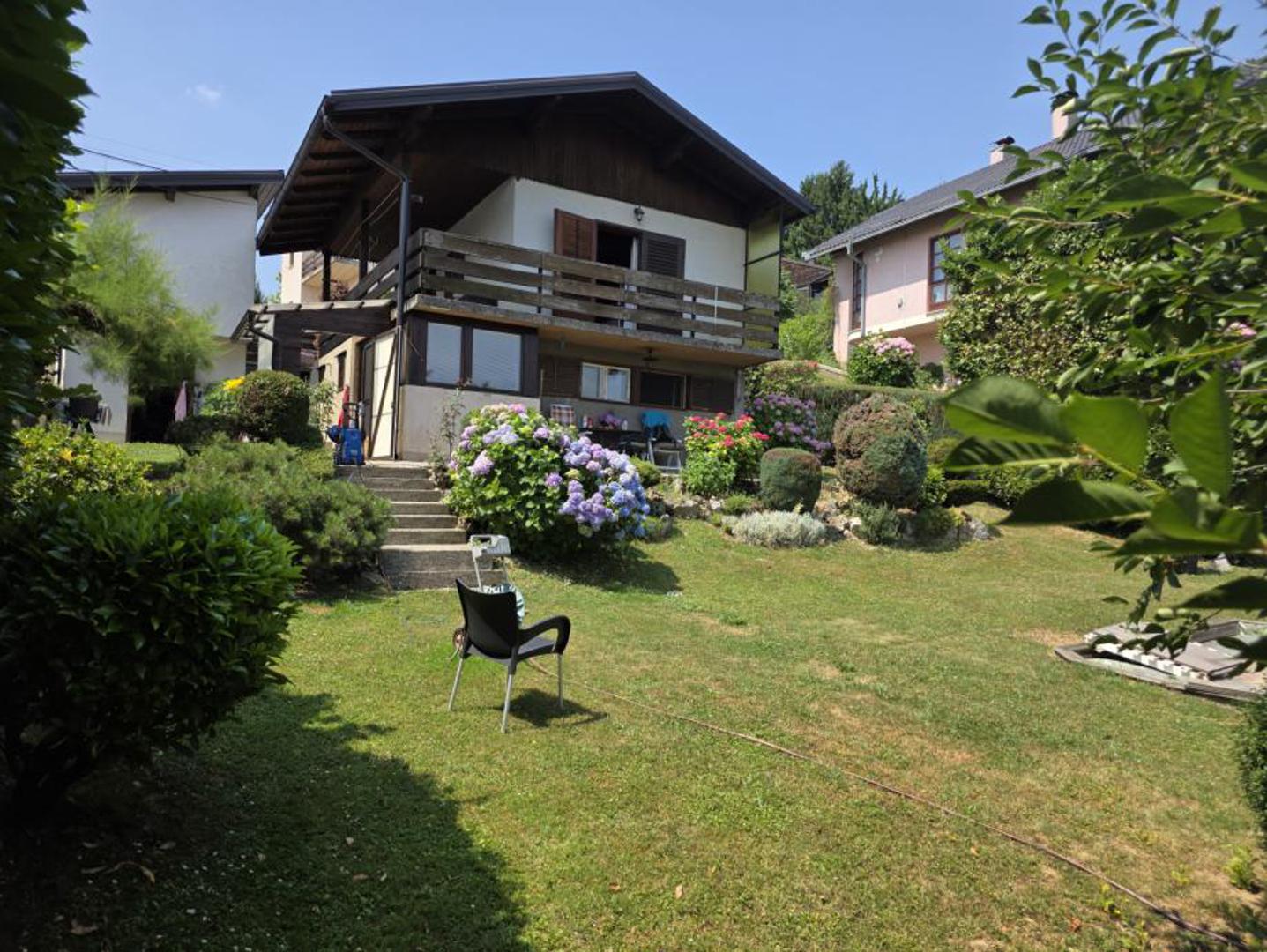 Kuća je na izvanrednoj lokaciji u okruženju lijepih obiteljskih vila i kuća, u prekrasnoj zelenoj oazi s osiguranom intimom, mirom i tišinom.