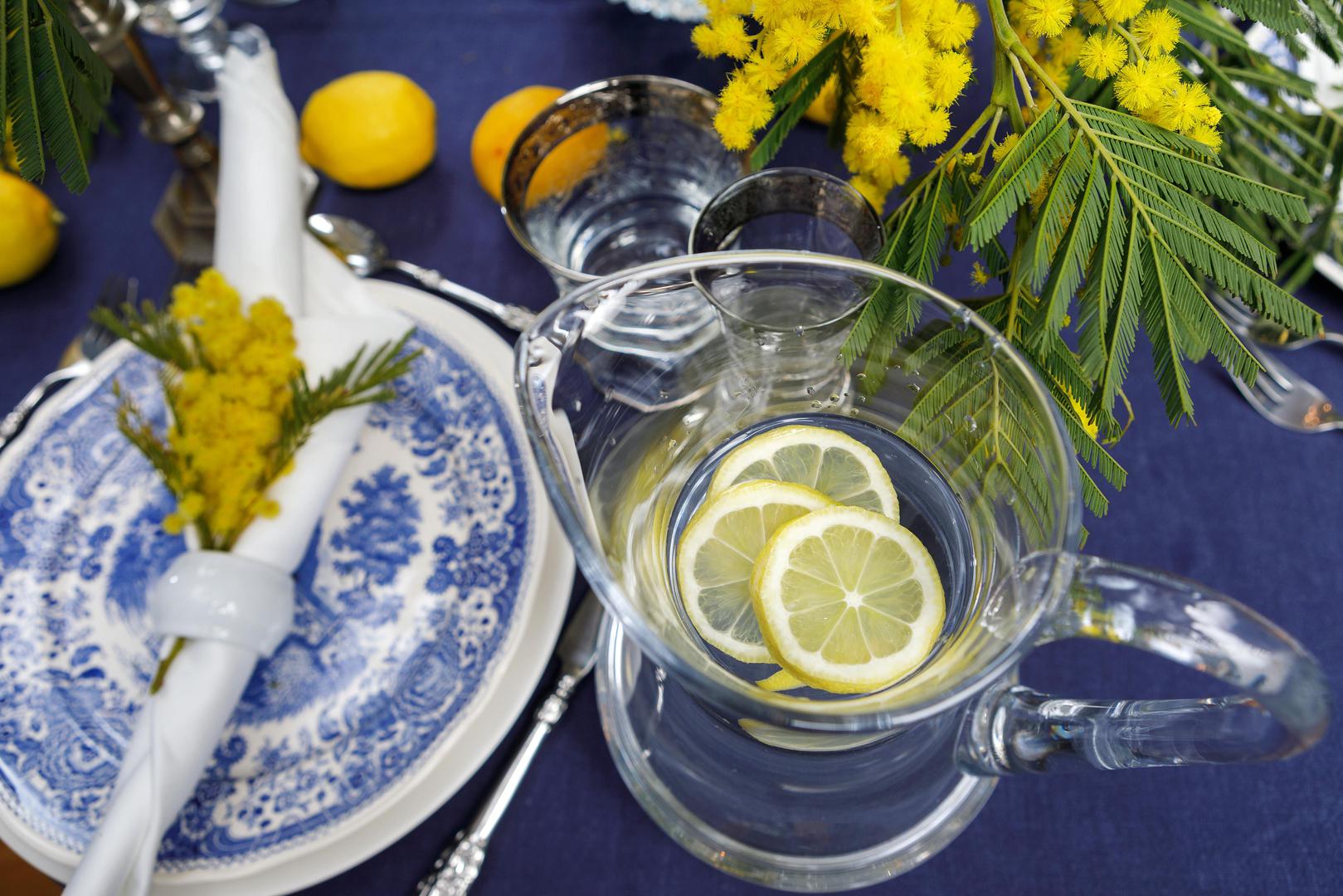 Iskoristite sezonu mimoza za atraktivnu postavu na stolu - s plavom se mimoze vole javno