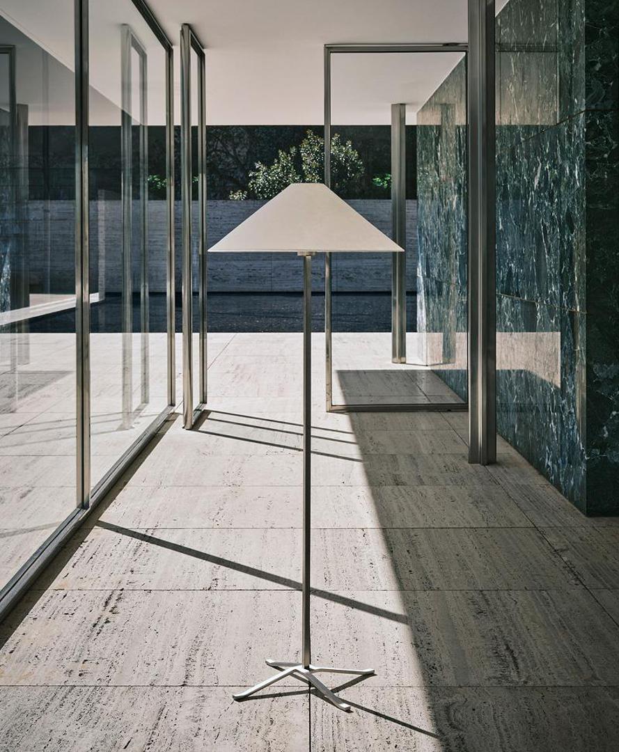 Zahvaljujući tankoj silueti i elegantnim linijama, Lamp 03 lako se uklapa u različite ambijente, unoseći u njih dozu besprijekorne profinjenosti. Postolje svjetiljke u centru je pažnje, a zamišljeno je kao decentna artikulacija, zamršena isprepletenost koja stvara pokret, a jamči stabilnost. Sjenilo od washi papira kao da pleše iznad baze i služi kao nježan kontrast naoko strogom metalnom okviru