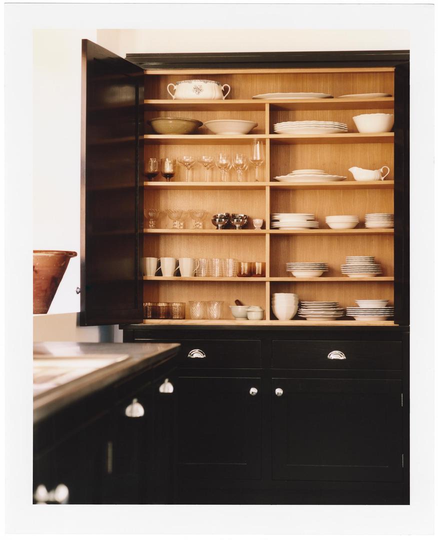 Ormari s otvorenim policama već su nekoliko godina hit u kuhinjama, a ovaj je prilično impresivnih dimenzija