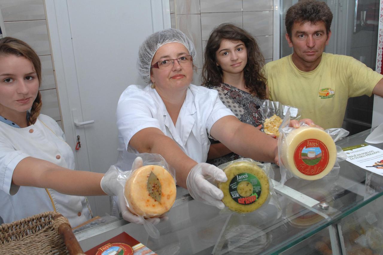 18.07.2014., Daruvar, Donji Sredjani, OPG Jares - OPG Adele Jares ukljucen je u projekt Vecernjeg lista Zlata vrijedan, a nalazi se na imanju u Donjim Sredjanima, Opcina Dezanovac kod Daruvara. Obitelj Jares se bavi proizvodnjom mlijeka i mlijecnih proizv