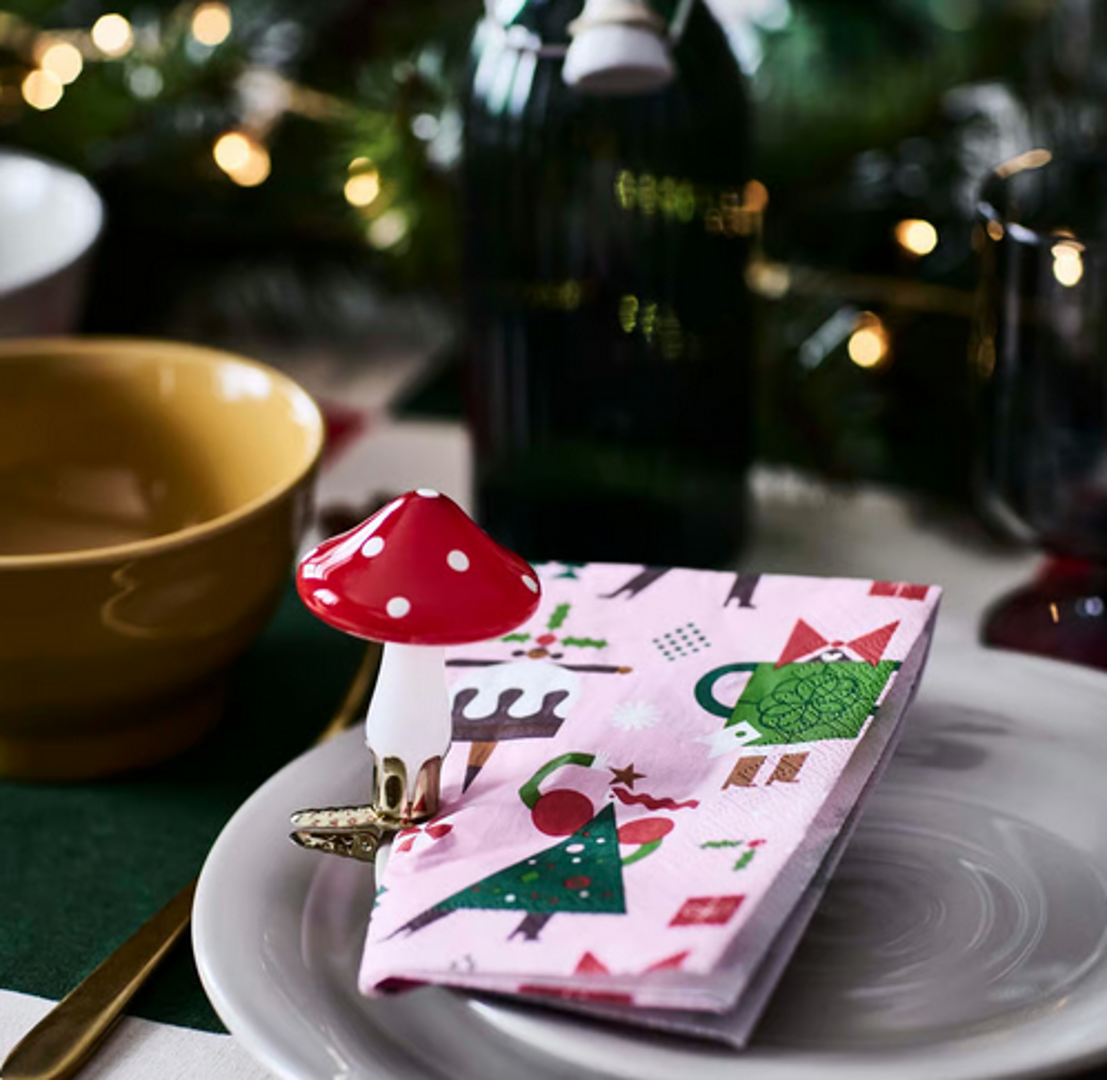 Svake godine IKEA za Božić izbaci kolekciju ukrasa, dekoracija i detalja za dom koji nisu skupi, a izgledaju jako atraktivno. Iz ovogodišnje kolekcije probrali smo najljepše i najzanimljivije dekoracije koje će se odlično uklopiti u svaki dom