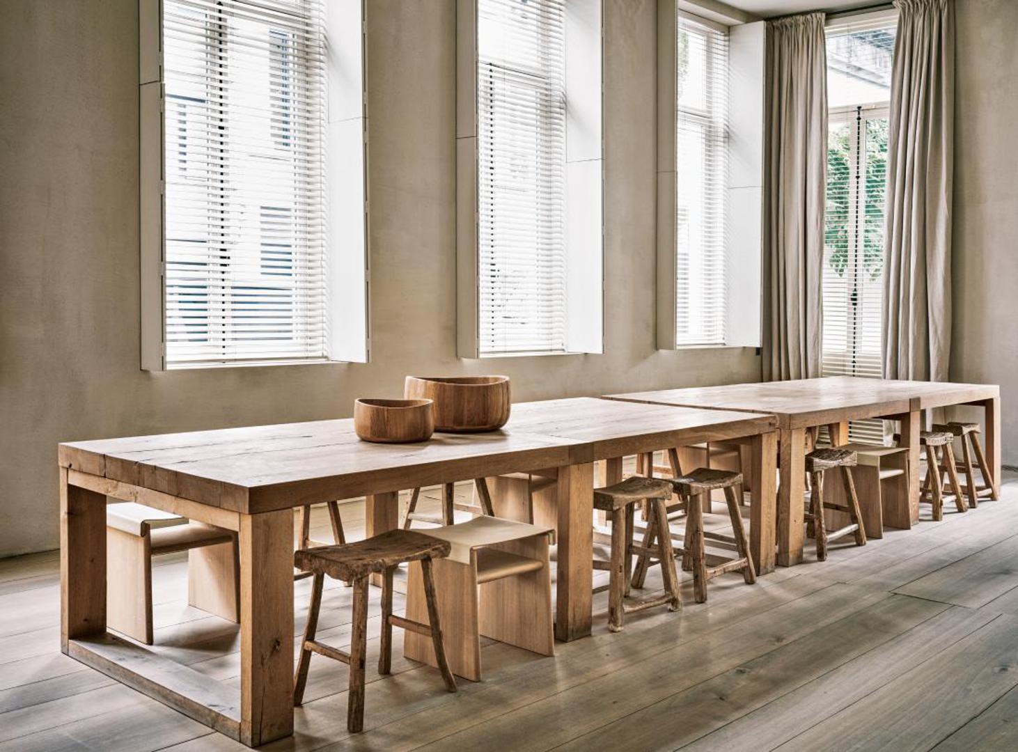 Namještaj od punog drva u svijetlijim tonovima svojevrsni je lajt motiv ove kolekcije