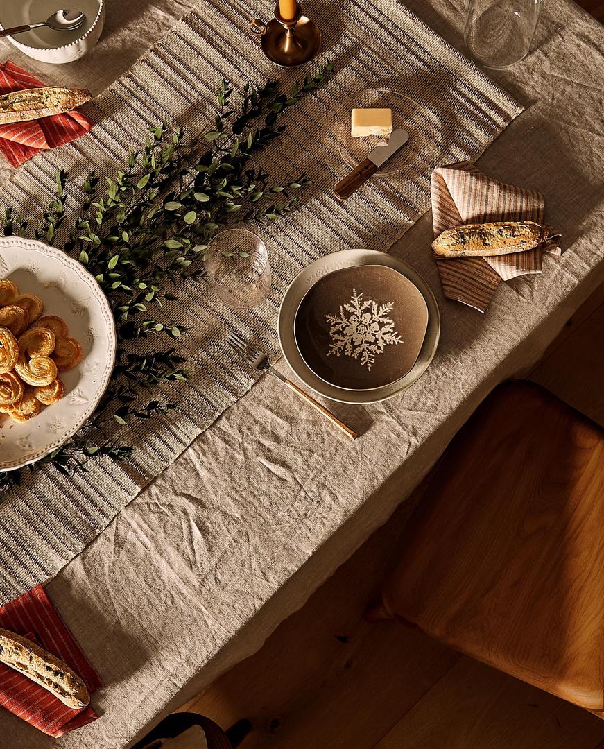 Neka i vaš blagdanski stol krase najčešći simboli zime, a nalaziti se mogu i na desertnom tanjuru. Zara Home, 49 kn 