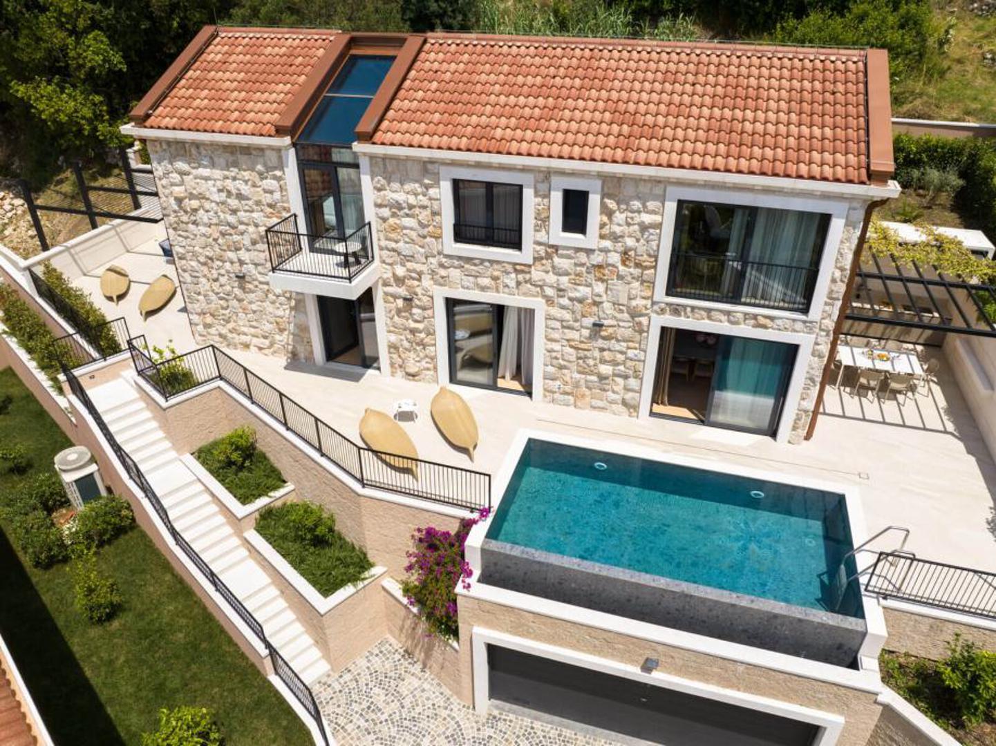 Samostojeća lukuszna kuća na dva kata površine 180 kvadrata u okolici Dubrovnika izgrađena je 2023. Ovu vilu na njuškalu prodaje agencija Luva Real Estate