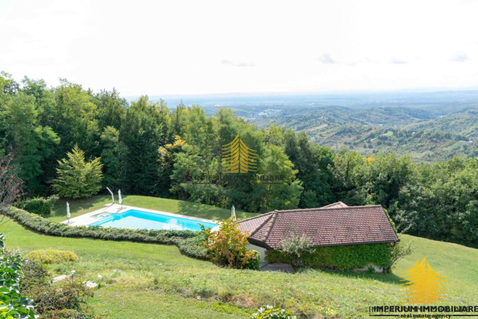 Samostojeća kuća površine 531 m² smještena na prostranoj parceli od 15.000 m² u mirnom dijelu Jastrebarskog, na Plešivicu. Ova nekretnina izgrađena je 2005. godine i nudi izuzetnu privatnost te panoramski pogled na okolni krajolik.