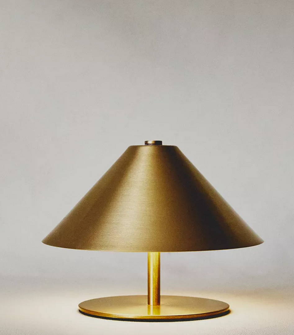 Želite li dodati malo glamura u dom, investirajte u lampu zlatnog odsjaja