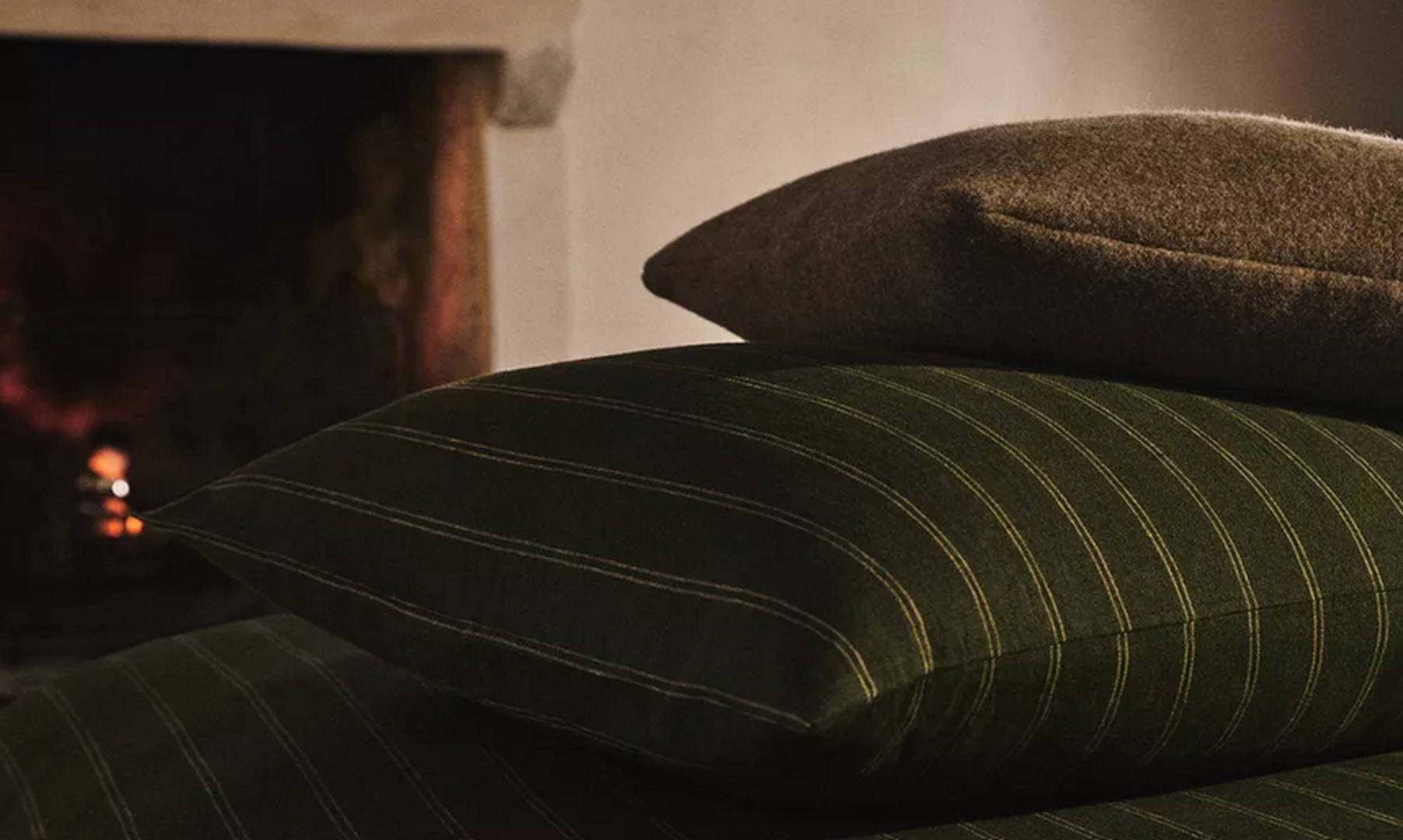 Uz pucketanje vatre u kaminu već je čarobno, a još kad dodate mekane jastuke