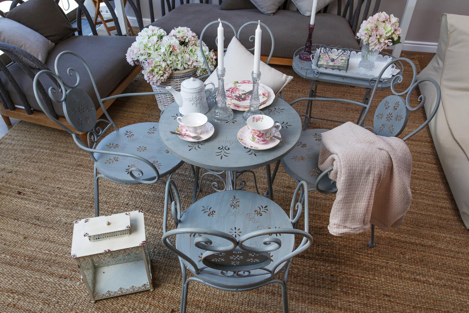Ljubitelji shabby chic stila zaljubit će se u metalnu kombinaciju u nježnoplavoj nijansi