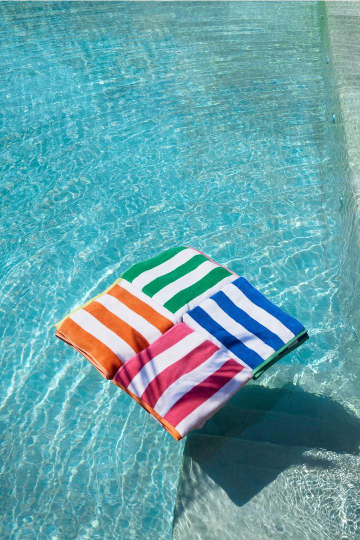 Mogli bismo reći - svatko ima svoju prugu. Veliki ručnici za plažu iz H&M-a