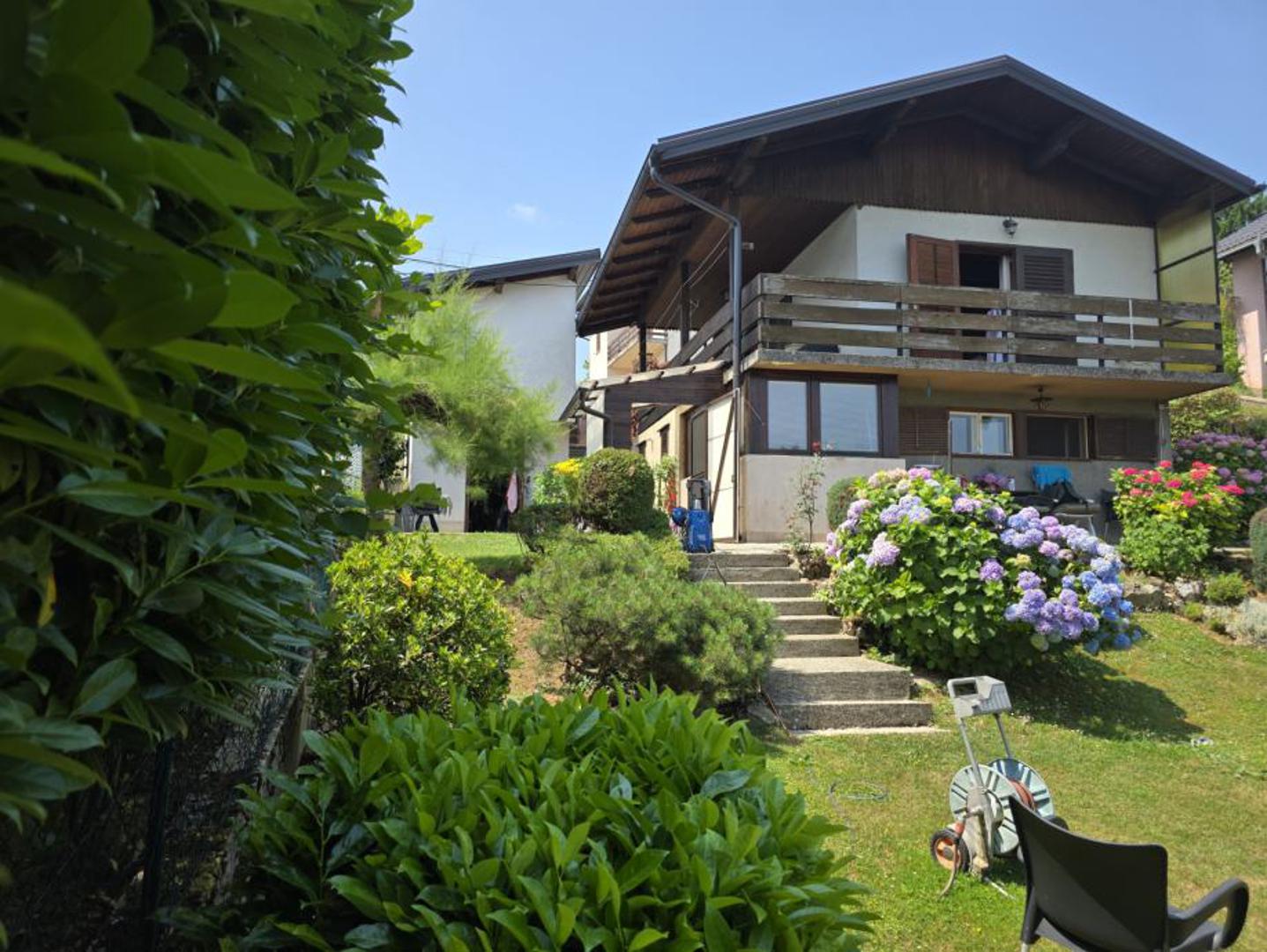 Za one koji traže bijeg iz Zagreba, Samobor je često prvi izbor. U Gizniku agencija Remax prodaje kuću, visoku prizemnicu površine 140 m2 iz 1968., godine s garažom sagrađenom i legaliziranom 2004. godine, radionicom, spremištem, bazenom, na blago položenoj, romantično i prekrasno hortikulturno uređenoj parceli površine 952 m2