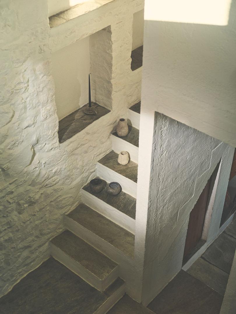 Stubište koje vodi na kat uređeno je u tradicionalnom stilu, s kamenom kao baznim materijalom