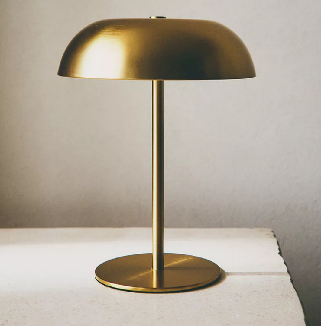 Klasika koja je uvijek in i koja će se uklopiti u baš svaki prostor - možete birati između nekoliko boja, a cijena je 34,99 eura