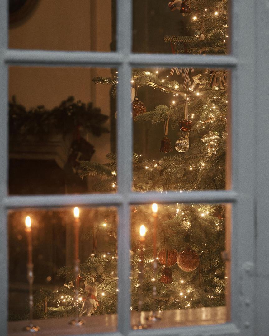 Mala božićna priča ime blagdanskog editorijala brenda Zara Home u kojem je u glavnoj ulozi obiteljska kuća u kojoj su blagdani već počeli, i to na kakav način - svaka prostorija je ukrašena, a podjednako nestrpljivi su u veliki i mali članovi kućanstva